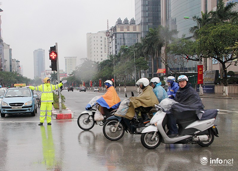 CSGT đội mưa rét điều khiển giao thông - ảnh 7