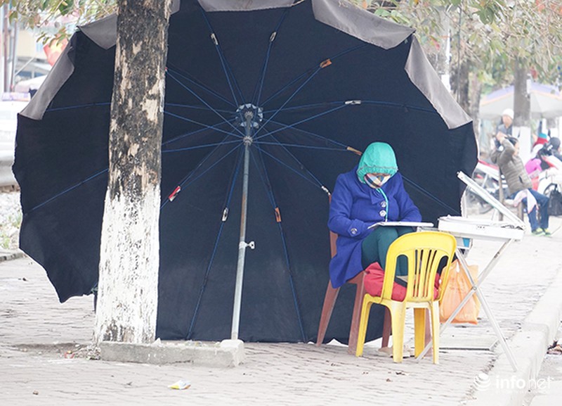 Người Hà Nội quây bạt, đốt lửa chống đợt rét kỷ lục - ảnh 1