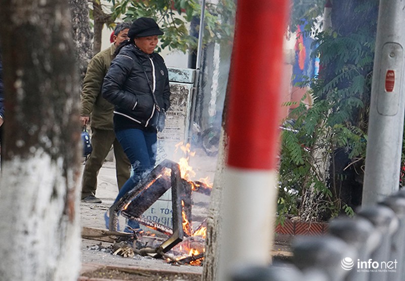 Người Hà Nội quây bạt, đốt lửa chống đợt rét kỷ lục - ảnh 4