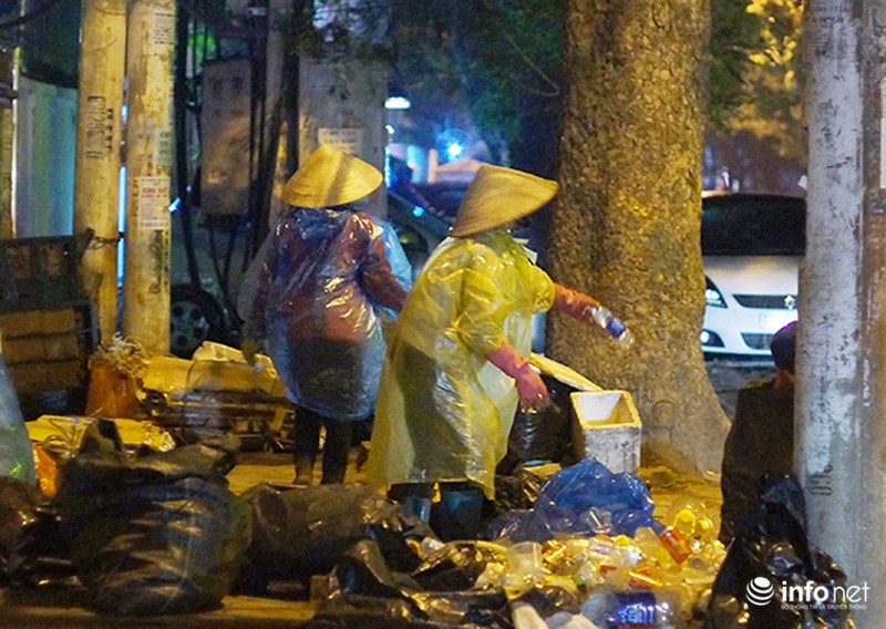 Người Hà Nội quây bạt, đốt lửa chống đợt rét kỷ lục - ảnh 7