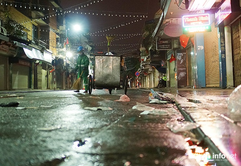 Người Hà Nội quây bạt, đốt lửa chống đợt rét kỷ lục - ảnh 9