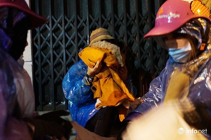 Người Hà Nội quây bạt, đốt lửa chống đợt rét kỷ lục - ảnh 12