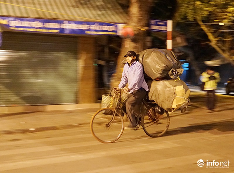 Người Hà Nội quây bạt, đốt lửa chống đợt rét kỷ lục - ảnh 10