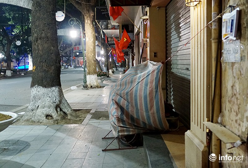 Người Hà Nội quây bạt, đốt lửa chống đợt rét kỷ lục - ảnh 11