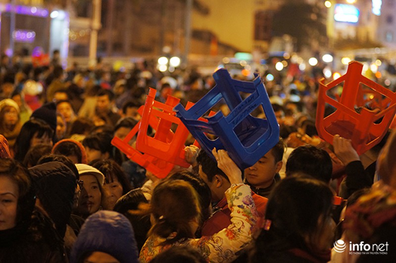 Hàng nghìn người ngồi ngoài đường giải hạn tại chùa Phúc Khánh - ảnh 6