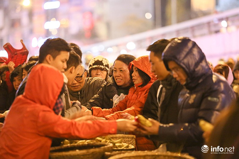 Hàng nghìn người ngồi ngoài đường giải hạn tại chùa Phúc Khánh - ảnh 8