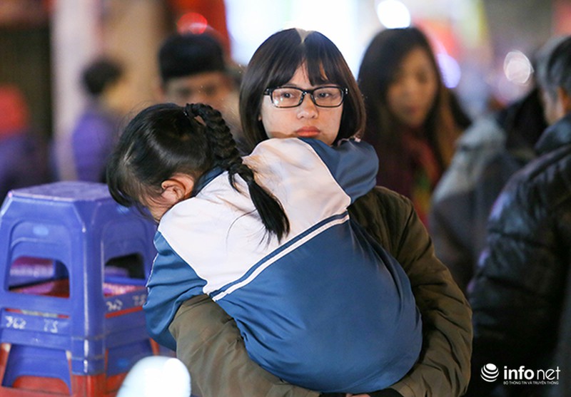 Hàng nghìn người ngồi ngoài đường giải hạn tại chùa Phúc Khánh - ảnh 9