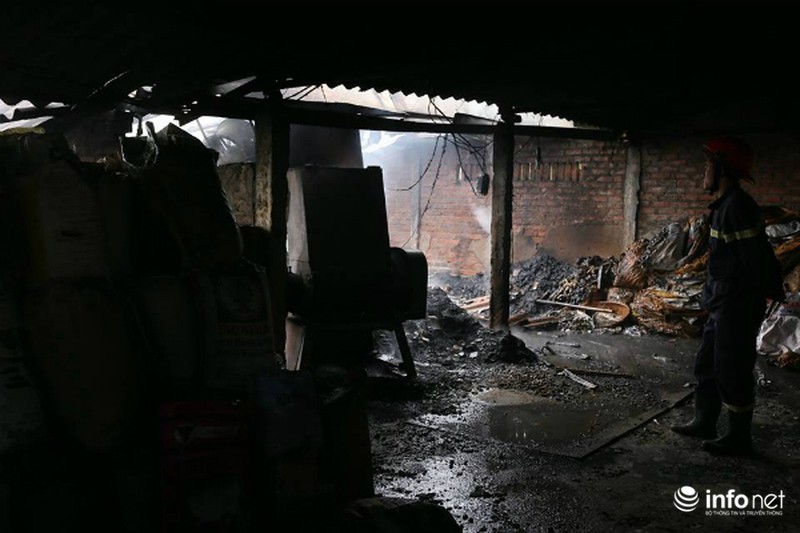 Ngọn lửa thiêu rụi xưởng vật liệu sau 1 giờ đồng hồ - ảnh 2