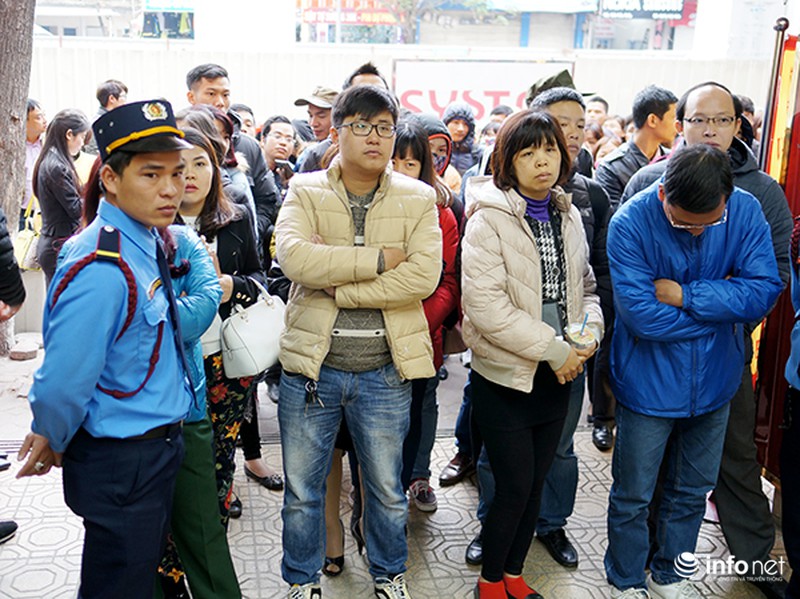 Chen chúc xếp hàng từ mờ sáng để chờ mua vàng ngày Thần tài - ảnh 1