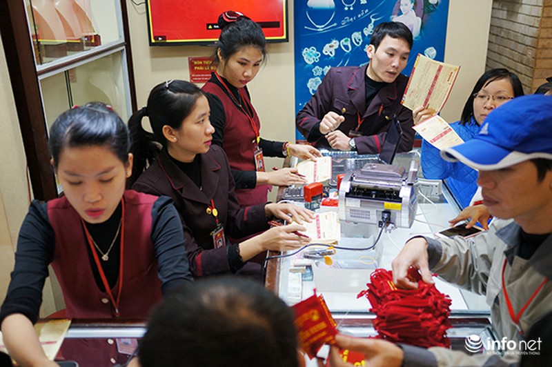 Chen chúc xếp hàng từ mờ sáng để chờ mua vàng ngày Thần tài - ảnh 2