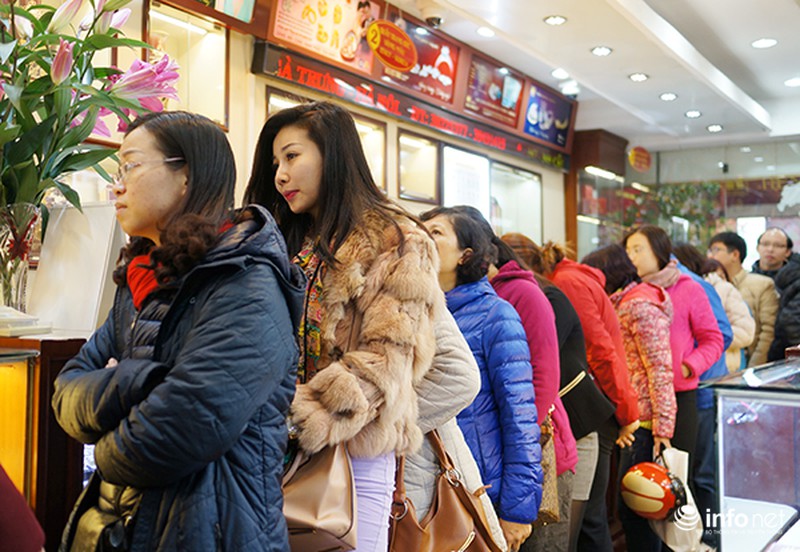 Chen chúc xếp hàng từ mờ sáng để chờ mua vàng ngày Thần tài - ảnh 3