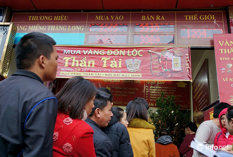 Chen chúc xếp hàng từ mờ sáng để chờ mua vàng ngày Thần tài - ảnh 4
