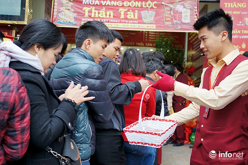 Chen chúc xếp hàng từ mờ sáng để chờ mua vàng ngày Thần tài - ảnh 5