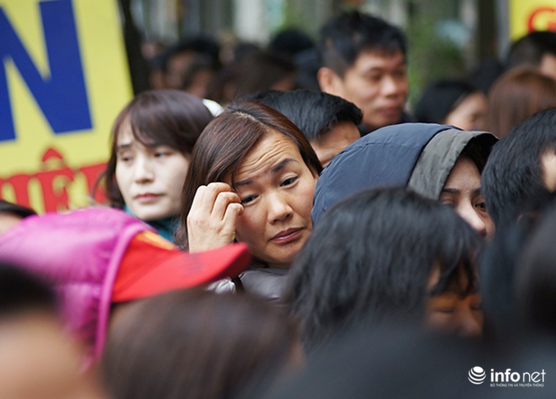 Chen chúc xếp hàng từ mờ sáng để chờ mua vàng ngày Thần tài - ảnh 6