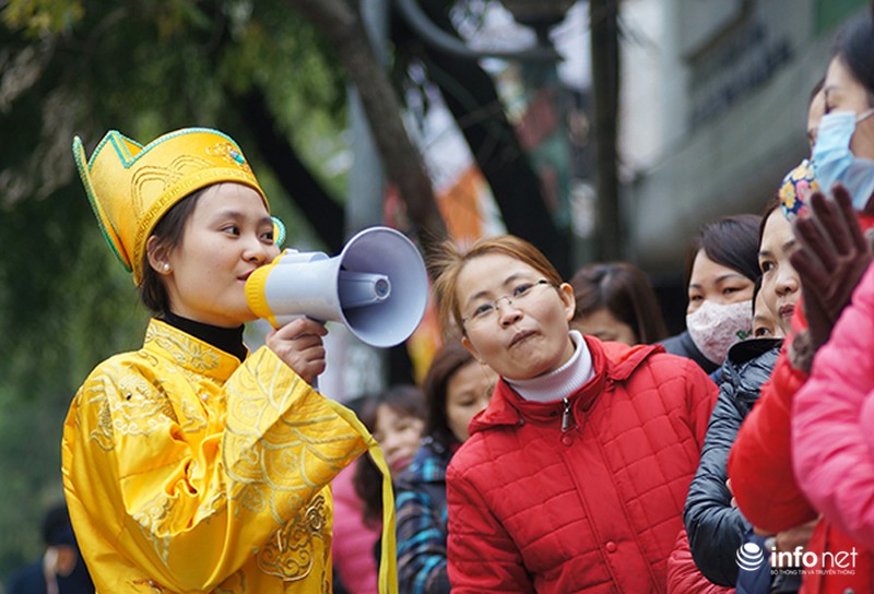 Chen chúc xếp hàng từ mờ sáng để chờ mua vàng ngày Thần tài - ảnh 7