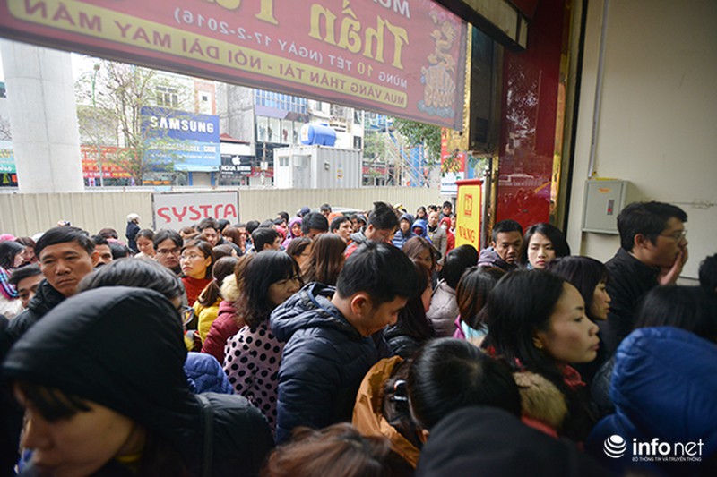 Chen chúc xếp hàng từ mờ sáng để chờ mua vàng ngày Thần tài - ảnh 8