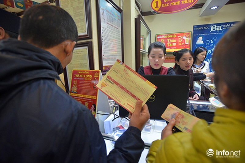 Chen chúc xếp hàng từ mờ sáng để chờ mua vàng ngày Thần tài - ảnh 9