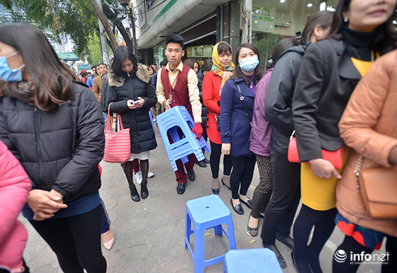 Chen chúc xếp hàng từ mờ sáng để chờ mua vàng ngày Thần tài - ảnh 10