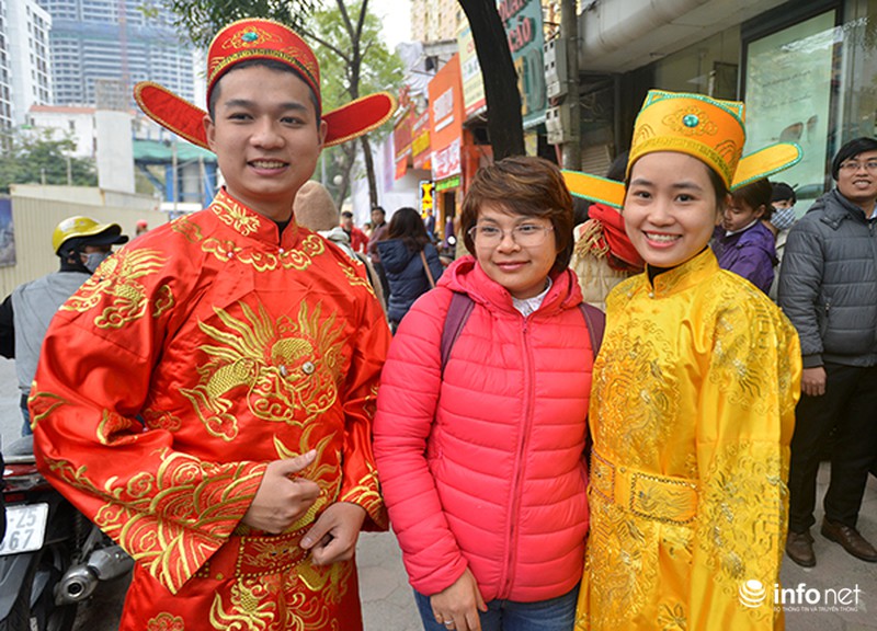 Chen chúc xếp hàng từ mờ sáng để chờ mua vàng ngày Thần tài - ảnh 11