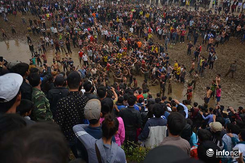 Hàng nghìn thanh niên lao vào đả thương nhau trong lễ hội cướp Phết - ảnh 1