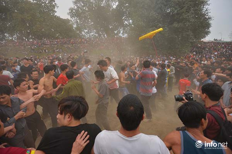 Hàng nghìn thanh niên lao vào đả thương nhau trong lễ hội cướp Phết - ảnh 2