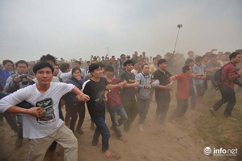 Hàng nghìn thanh niên lao vào đả thương nhau trong lễ hội cướp Phết - ảnh 4
