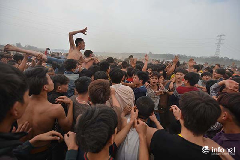 Hàng nghìn thanh niên lao vào đả thương nhau trong lễ hội cướp Phết - ảnh 3
