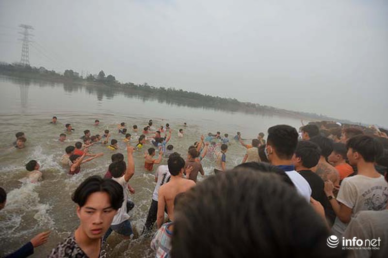 Hàng nghìn thanh niên lao vào đả thương nhau trong lễ hội cướp Phết - ảnh 8