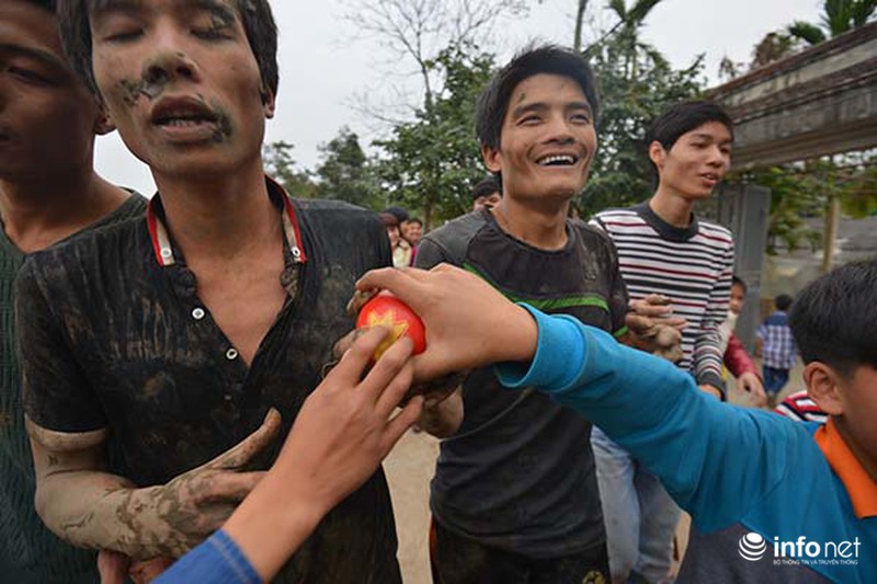 Hàng nghìn thanh niên lao vào đả thương nhau trong lễ hội cướp Phết - ảnh 9