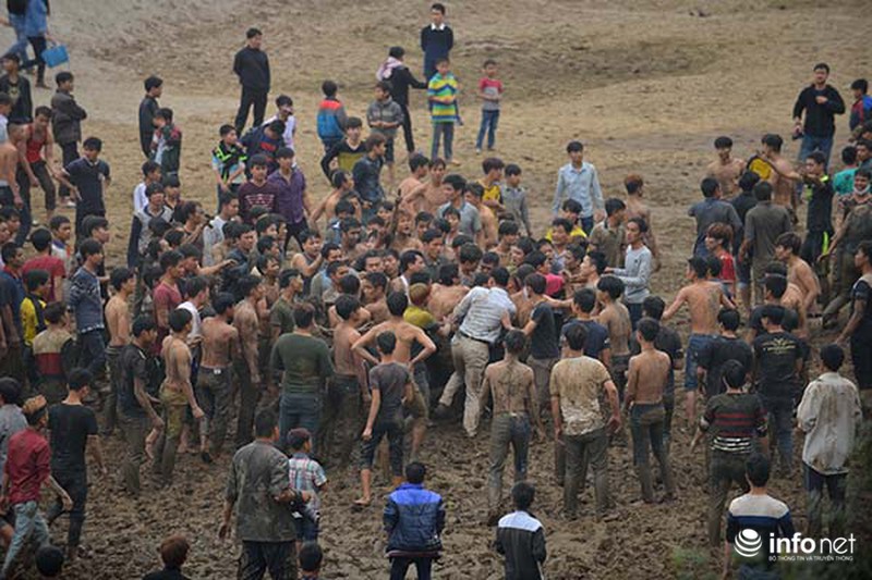 Hàng nghìn thanh niên lao vào đả thương nhau trong lễ hội cướp Phết - ảnh 10
