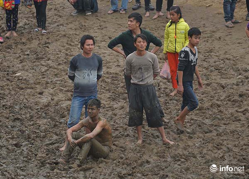Hàng nghìn thanh niên lao vào đả thương nhau trong lễ hội cướp Phết - ảnh 11