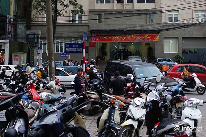 Vỉa hè của cơ quan chức năng cũng bị lấn chiếm, người đi bộ đi ở đâu? - ảnh 1