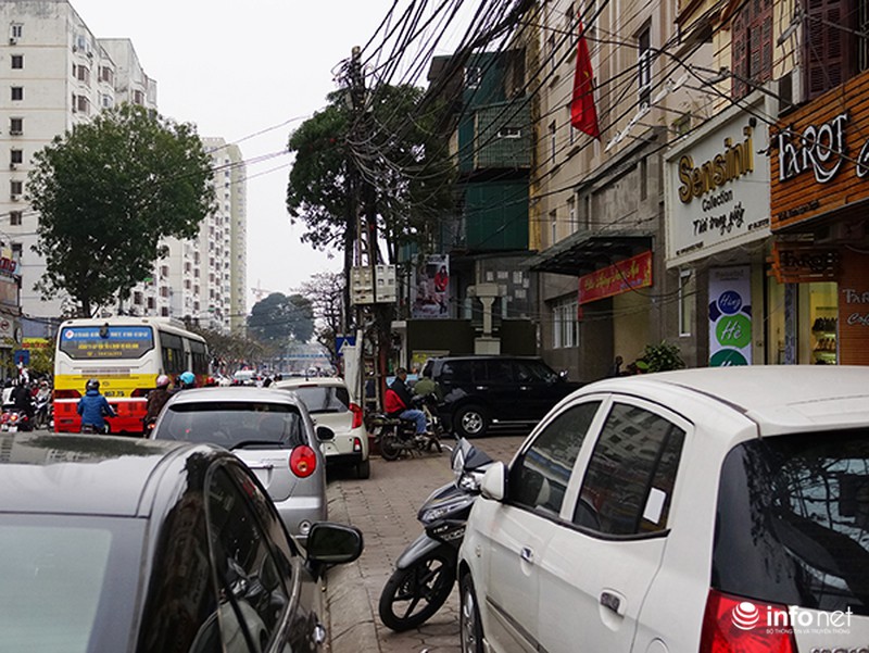 Vỉa hè của cơ quan chức năng cũng bị lấn chiếm, người đi bộ đi ở đâu? - ảnh 2