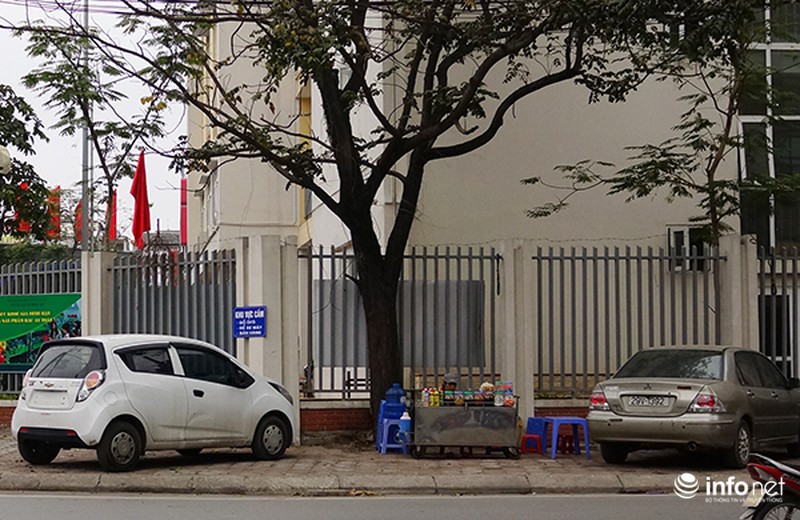 Vỉa hè của cơ quan chức năng cũng bị lấn chiếm, người đi bộ đi ở đâu? - ảnh 3