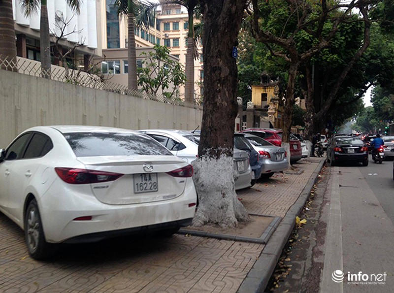Vỉa hè của cơ quan chức năng cũng bị lấn chiếm, người đi bộ đi ở đâu? - ảnh 5