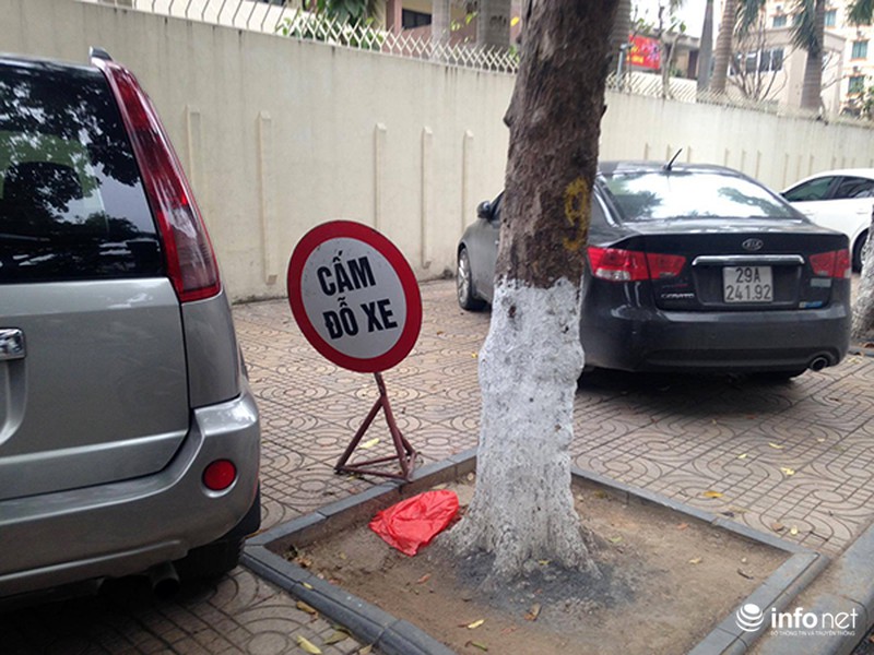Vỉa hè của cơ quan chức năng cũng bị lấn chiếm, người đi bộ đi ở đâu? - ảnh 6