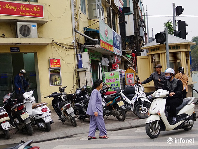 Vỉa hè của cơ quan chức năng cũng bị lấn chiếm, người đi bộ đi ở đâu? - ảnh 7