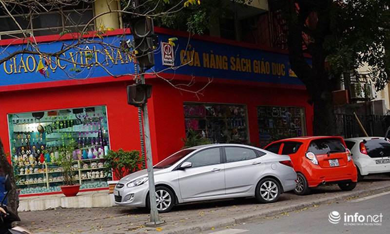 Vỉa hè của cơ quan chức năng cũng bị lấn chiếm, người đi bộ đi ở đâu? - ảnh 10