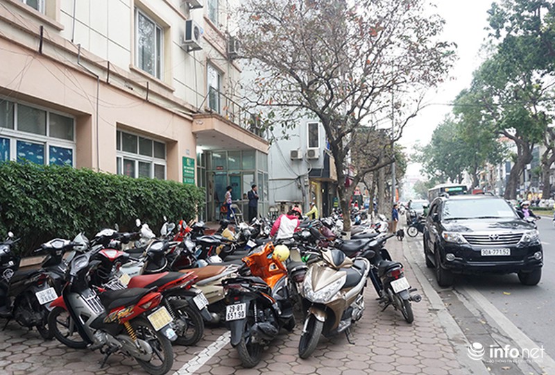 Vỉa hè của cơ quan chức năng cũng bị lấn chiếm, người đi bộ đi ở đâu? - ảnh 12