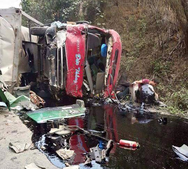 Tai nạn thảm khốc trên đèo Thung Khe, ít nhất 10 người thương vong - ảnh 1