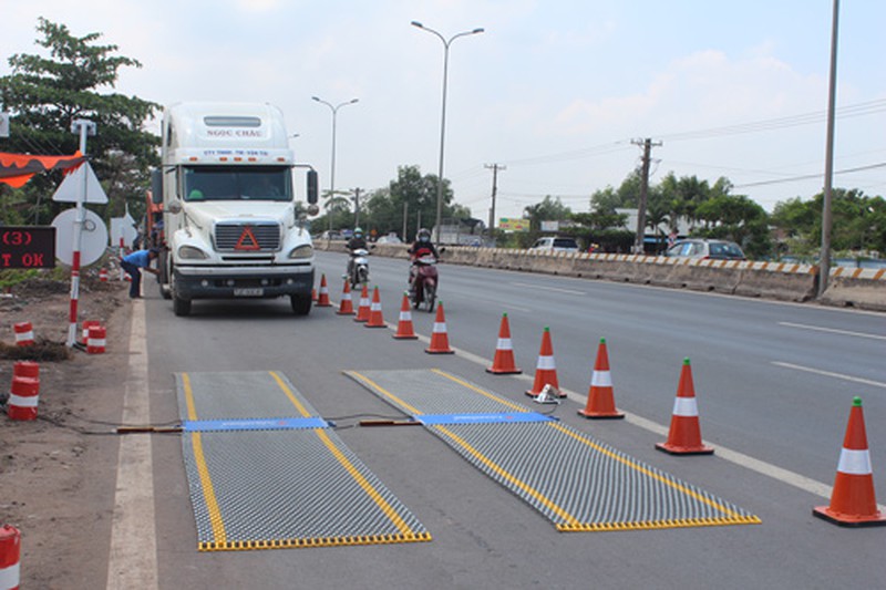 Kiểm tra sai phạm trạm cân lưu động tại Bình Định - ảnh 1