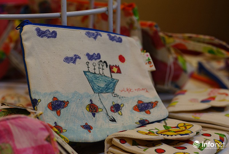 Nhiều nơi thắp đèn xanh lơ vì trẻ em tự kỷ - ảnh 5