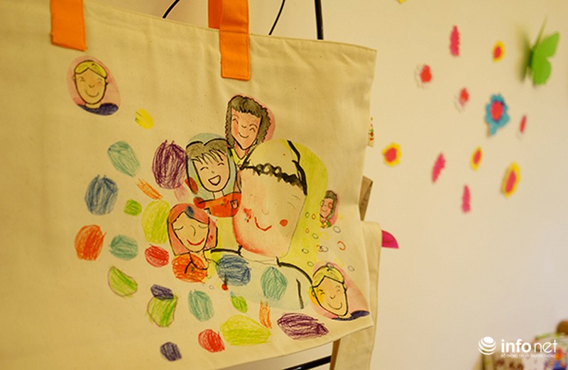 Nhiều nơi thắp đèn xanh lơ vì trẻ em tự kỷ - ảnh 6