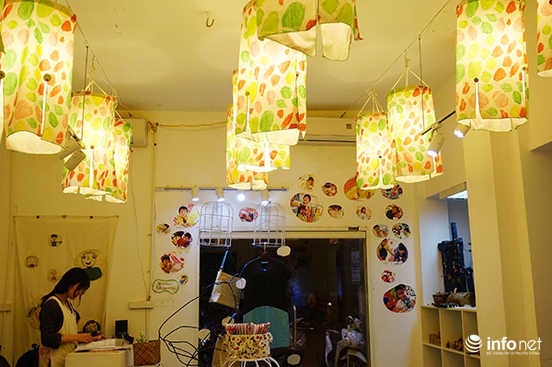 Nhiều nơi thắp đèn xanh lơ vì trẻ em tự kỷ - ảnh 7