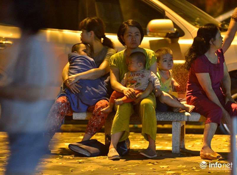 Cháy chung cư giữa đêm, người dân hoảng hốt ôm con tháo chạy - ảnh 1