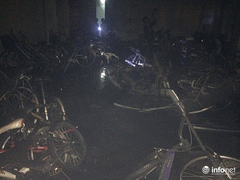 Cháy chung cư giữa đêm, người dân hoảng hốt ôm con tháo chạy - ảnh 2