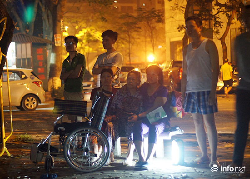 Cháy chung cư giữa đêm, người dân hoảng hốt ôm con tháo chạy - ảnh 3