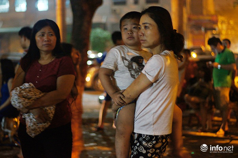 Cháy chung cư giữa đêm, người dân hoảng hốt ôm con tháo chạy - ảnh 4