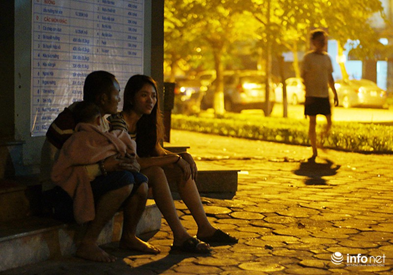 Cháy chung cư giữa đêm, người dân hoảng hốt ôm con tháo chạy - ảnh 5