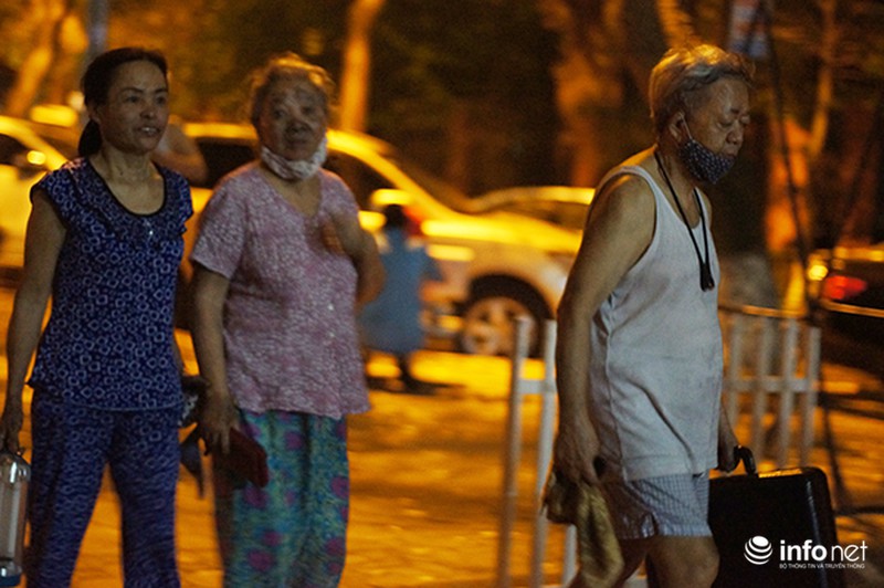 Cháy chung cư giữa đêm, người dân hoảng hốt ôm con tháo chạy - ảnh 7